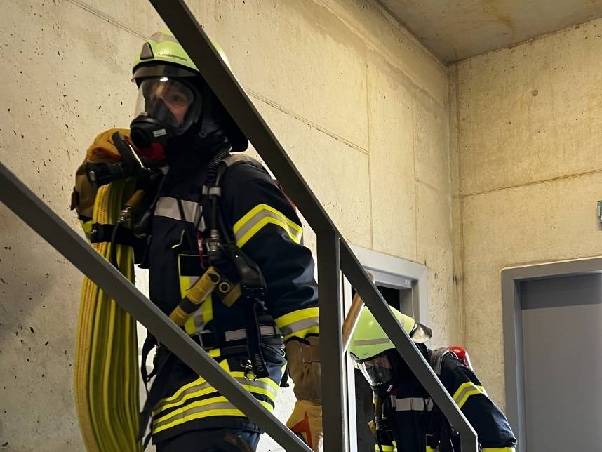 Großeinsatz in Leverkusen: Feuerwehr rettet fünf Menschen aus Brandhaus