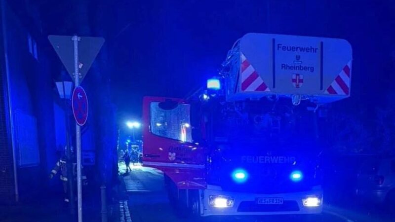 Massive Brandausdehnung: Wintergarten brennt in Orsoy – Feuerwehr rückt unter Atemschutz vor