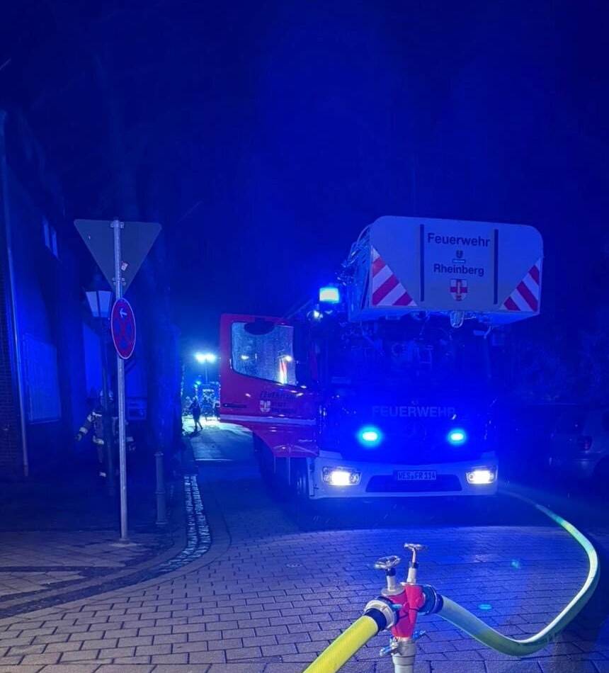 Massive Brandausdehnung: Wintergarten brennt in Orsoy – Feuerwehr rückt unter Atemschutz vor