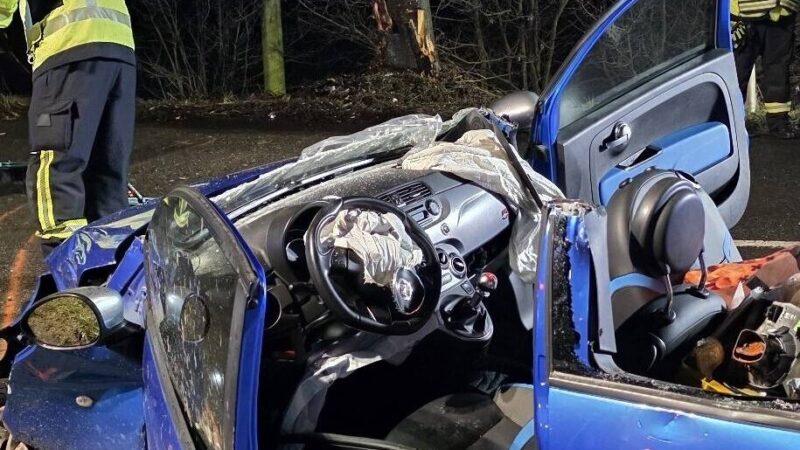 Zwei Frauen schwer verletzt: Schwerer Unfall auf der B8, Stau auf der Rheinbrücke