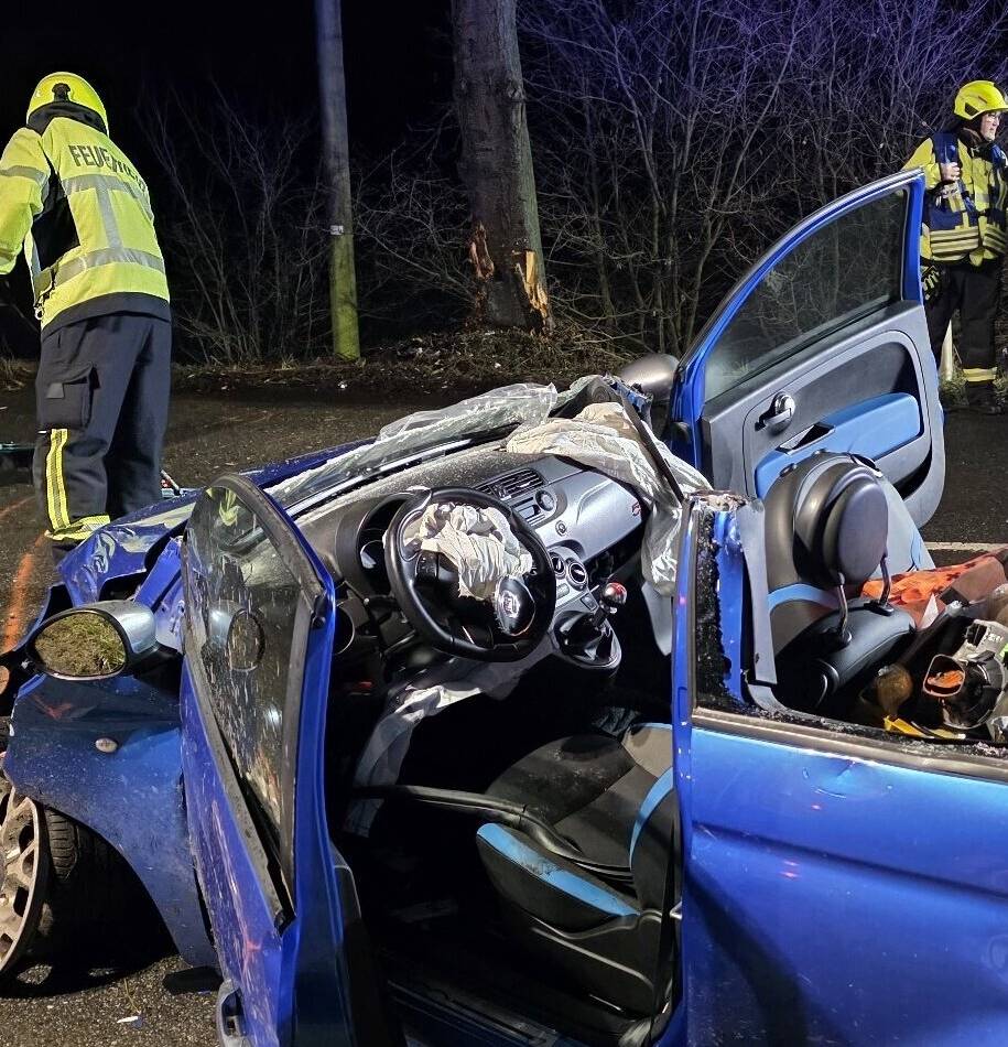 Zwei Frauen schwer verletzt: Schwerer Unfall auf der B8, Stau auf der Rheinbrücke