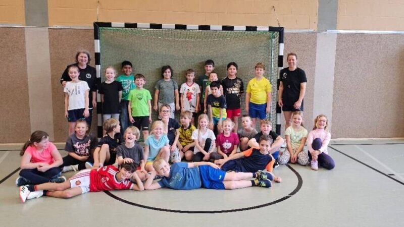 Aktionstag an Hagelkreuzschule Lüttingen: TuS Xanten trainiert Handball mit Grundschülern