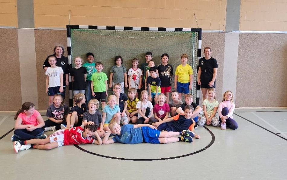 Aktionstag an Hagelkreuzschule Lüttingen: TuS Xanten trainiert Handball mit Grundschülern
