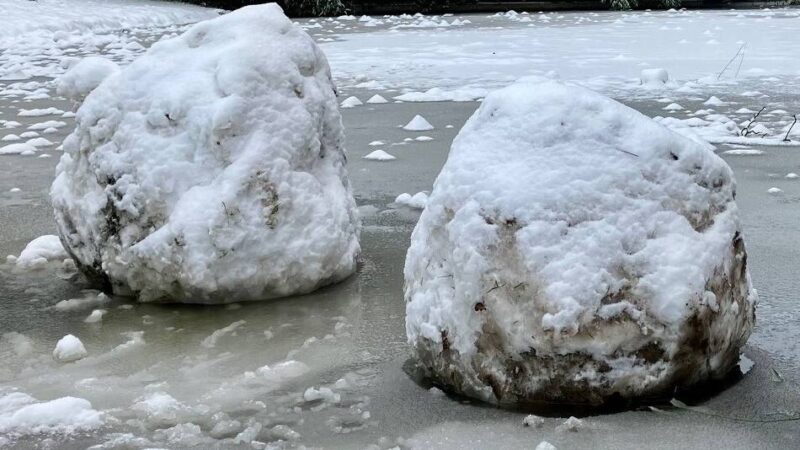 Polizei in Duisburg sucht Zeugen: Kinder werfen XXL-Schneeball auf die Autobahn