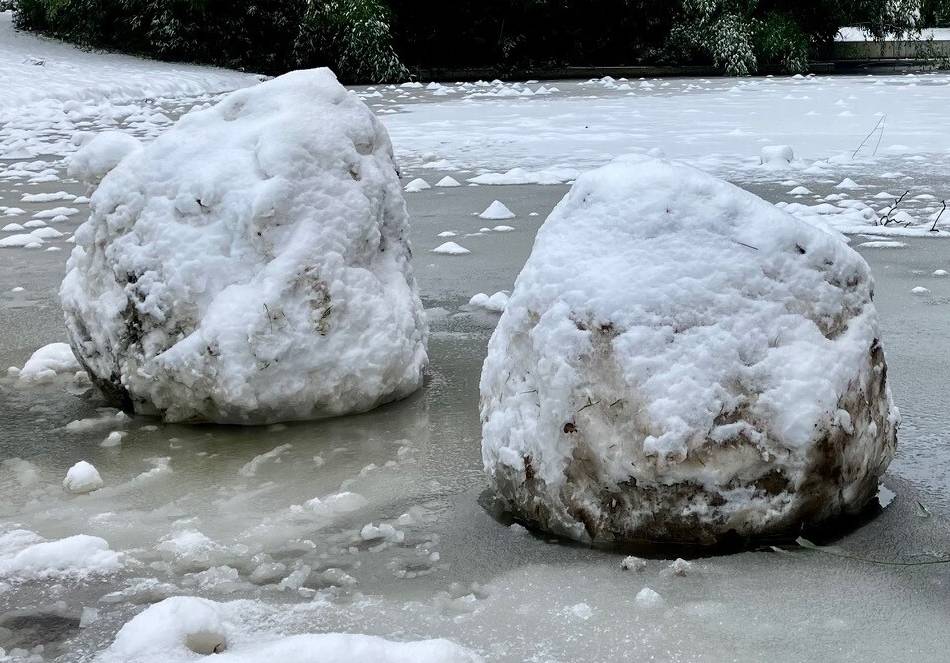 Polizei in Duisburg sucht Zeugen: Kinder werfen XXL-Schneeball auf die Autobahn