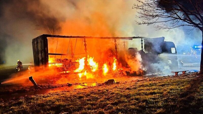 Nach Brand auf der A46: Autobahnparkplatz bleibt noch bis Mittwoch geschlossen