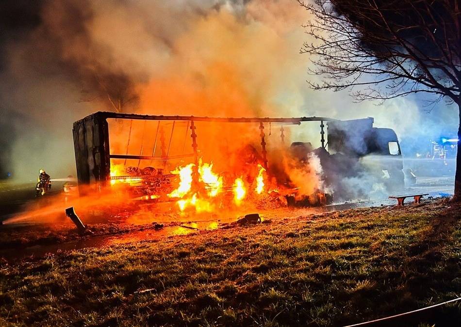 Nach Brand auf der A46: Autobahnparkplatz bleibt noch bis Mittwoch geschlossen