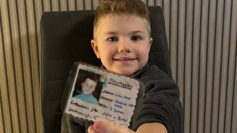 Lian aus Goch ist stolz: Vierjähriger mit „Führerschein“ zur Polizeikontrolle – was dabei herauskam