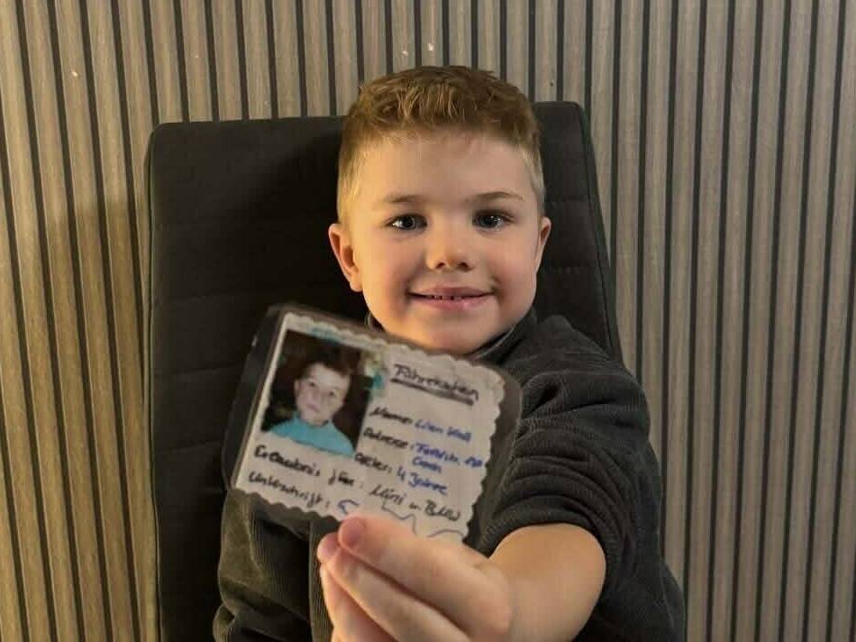 Lian aus Goch ist stolz: Vierjähriger mit „Führerschein“ zur Polizeikontrolle – was dabei herauskam