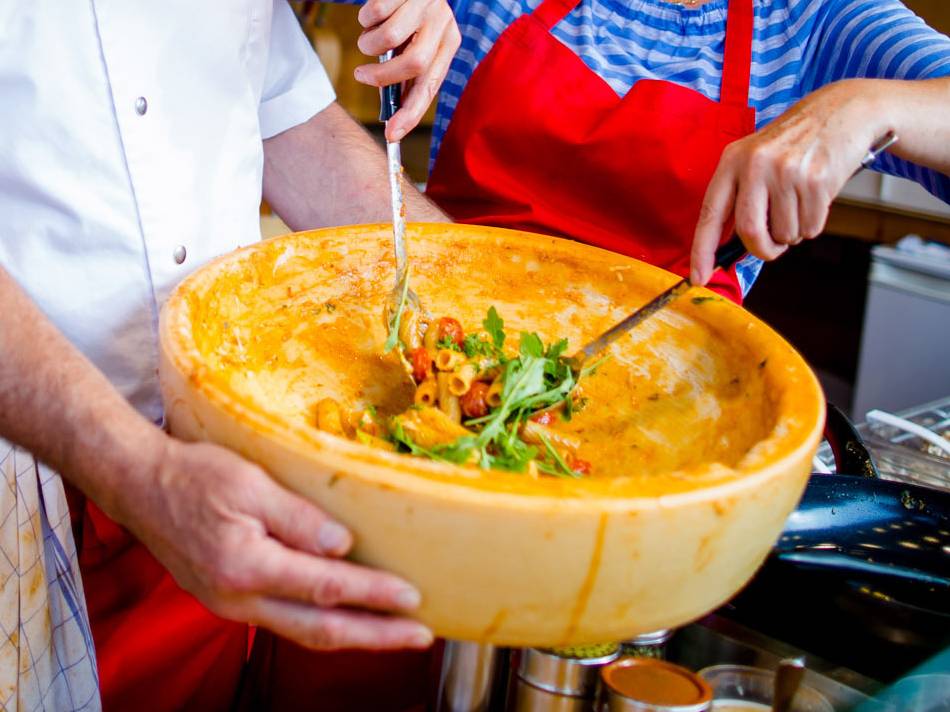 Mit Pasta und Musik : Dritter Feierabendmarkt in der Hildener Stadthalle