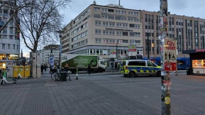 Am Düsseldorfer Hauptbahnhof: Lkw fährt auf Rheinbahn-Gleise