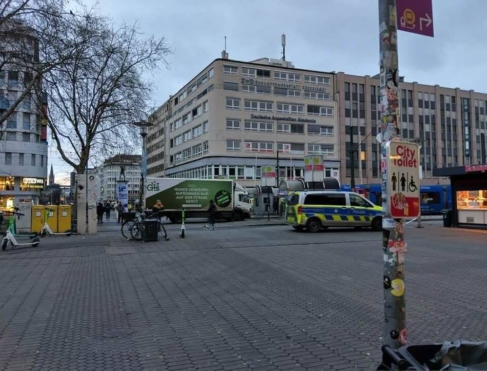 Am Düsseldorfer Hauptbahnhof: Lkw fährt auf Rheinbahn-Gleise