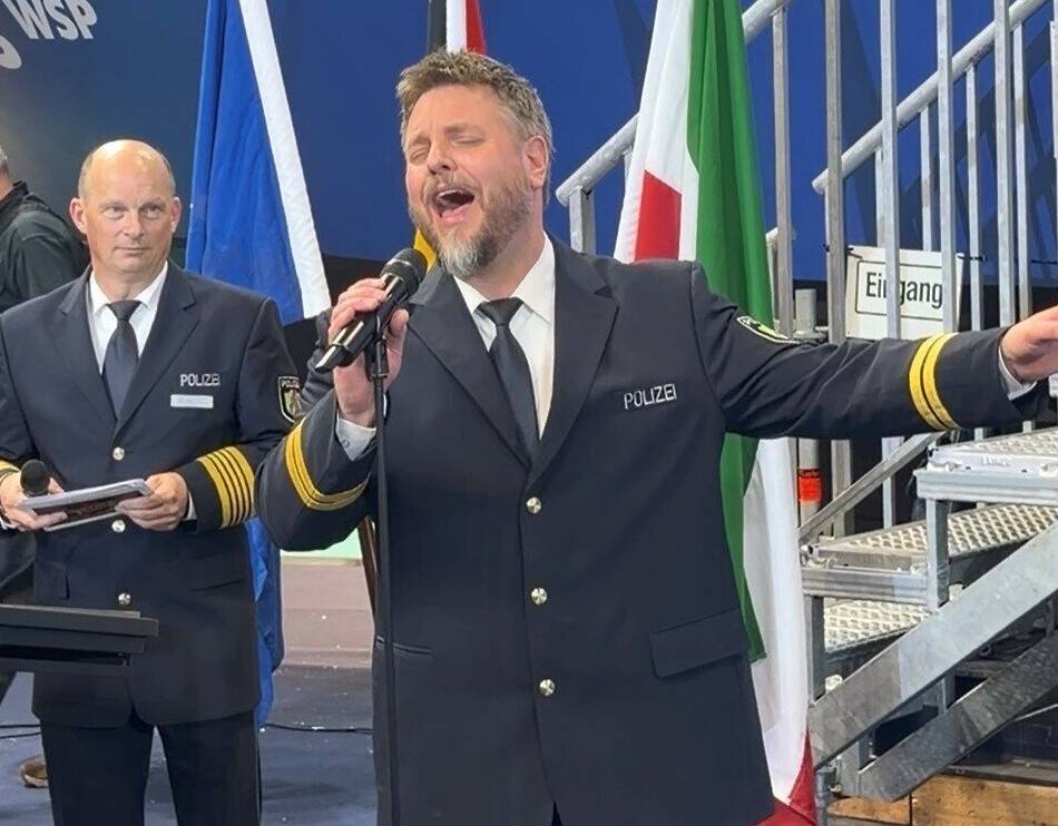 Fast 40.000 Likes auf Instagram: Singender Polizist aus Duisburg erobert Social Media