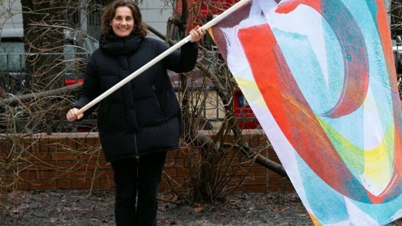 Bunte Kunstaktion in Rees: Die Fallstraße zeigt Flagge