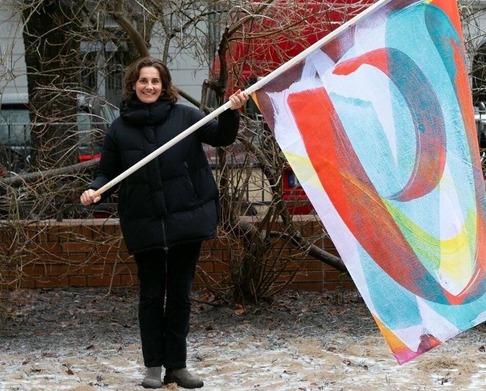 Bunte Kunstaktion in Rees: Die Fallstraße zeigt Flagge