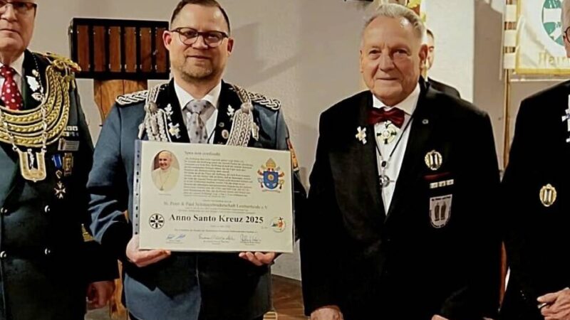 Anno-Santo-Kreuz verliehen: Päpstliches Ehrenzeichen für zwei Nettetaler Bruderschaften