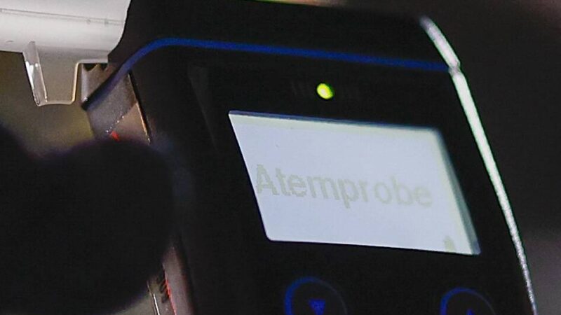 Deutlicher Promille-Test: Lkw fährt in Schlangenlinien über die A57 – Autofahrer ruft Polizei