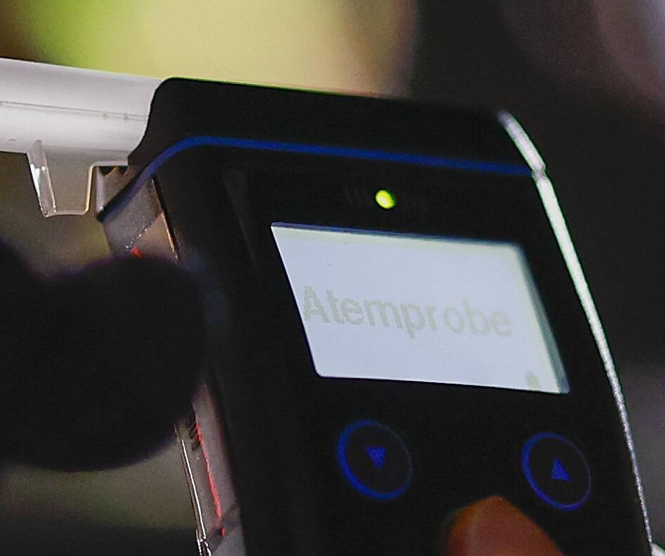 Deutlicher Promille-Test: Lkw fährt in Schlangenlinien über die A57 – Autofahrer ruft Polizei