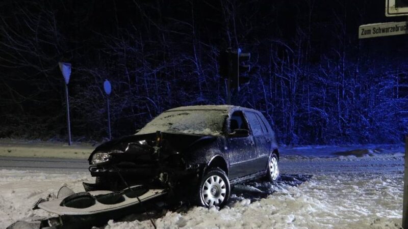 Unfall Zum Schwarzebruch: Autofahrerin kracht gegen Ampelmast