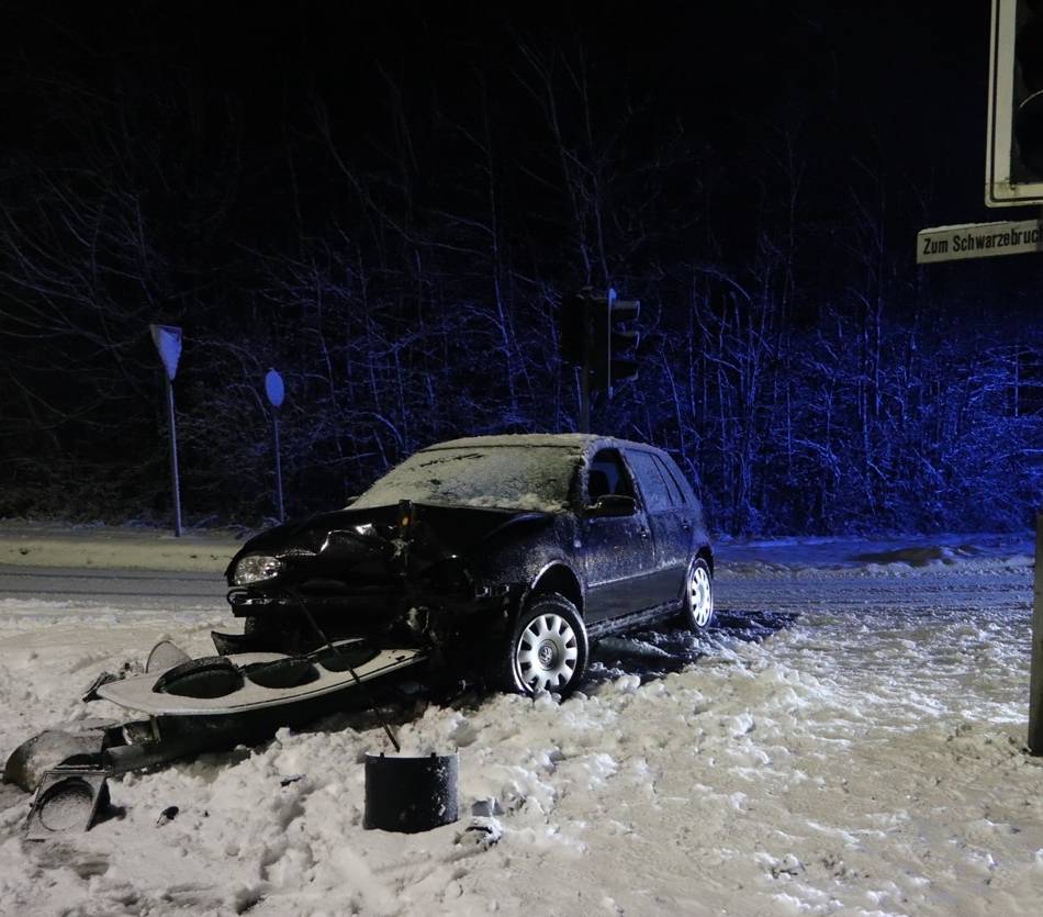 Unfall Zum Schwarzebruch: Autofahrerin kracht gegen Ampelmast
