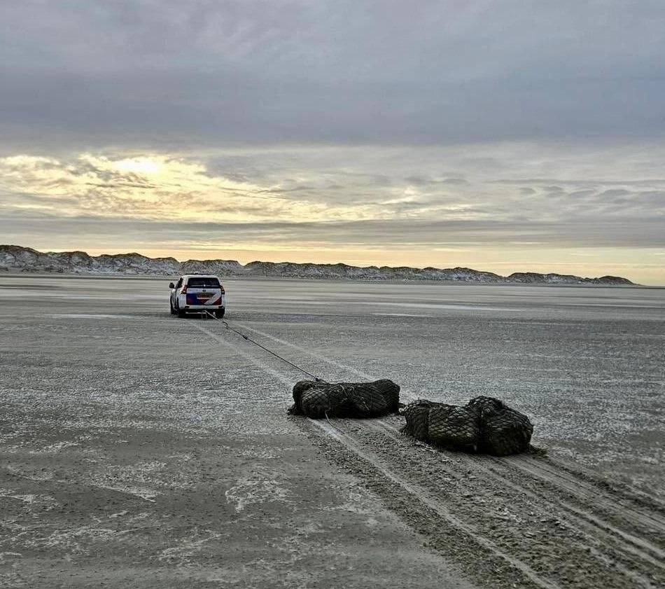 Mutmaßlich Drogensendungen: Mysteriöse Pakete am Strand von Terschelling angespült