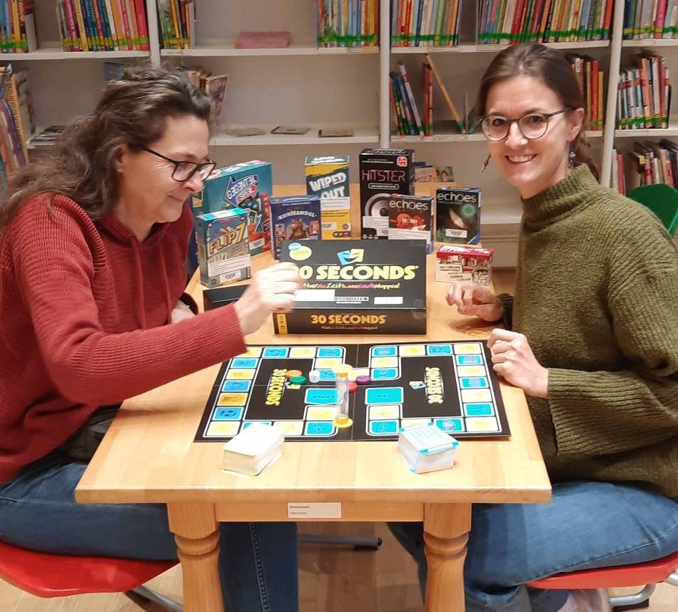 Spielen in Hückeswagen: Stadtbibliothek erweitert Angebot um Gesellschaftsspiele für Erwachsene