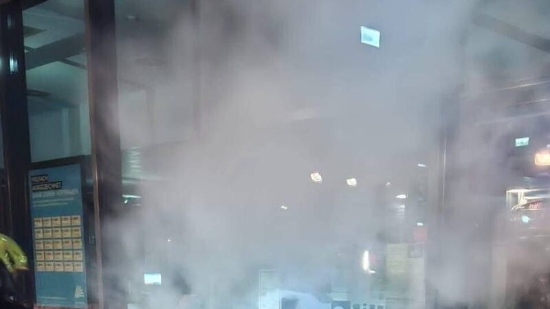 Am Aldi-Markt: Feuerwehr in Uedem löscht brennenden Müllbehälter