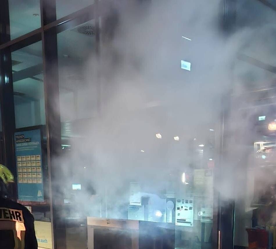 Am Aldi-Markt: Feuerwehr in Uedem löscht brennenden Müllbehälter