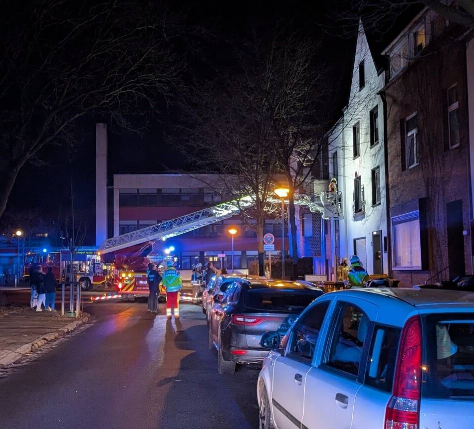 Flandrische Straße in Kleve: Wasserkocher auf Herdplatte löst großen Feuerwehreinsatz aus