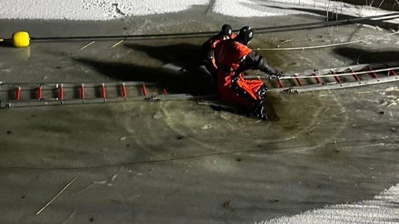 Übung der Feuerwehr in Rees-Mehr: Eisrettung an der Kirchenrenne