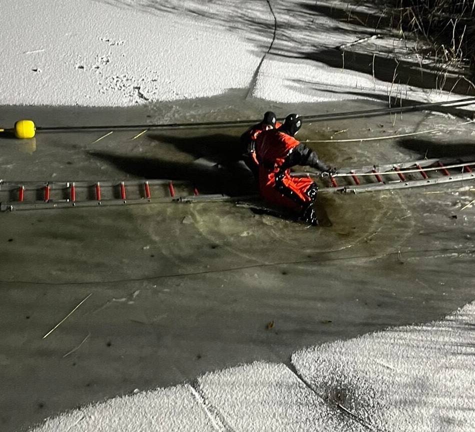 Übung der Feuerwehr in Rees-Mehr: Eisrettung an der Kirchenrenne