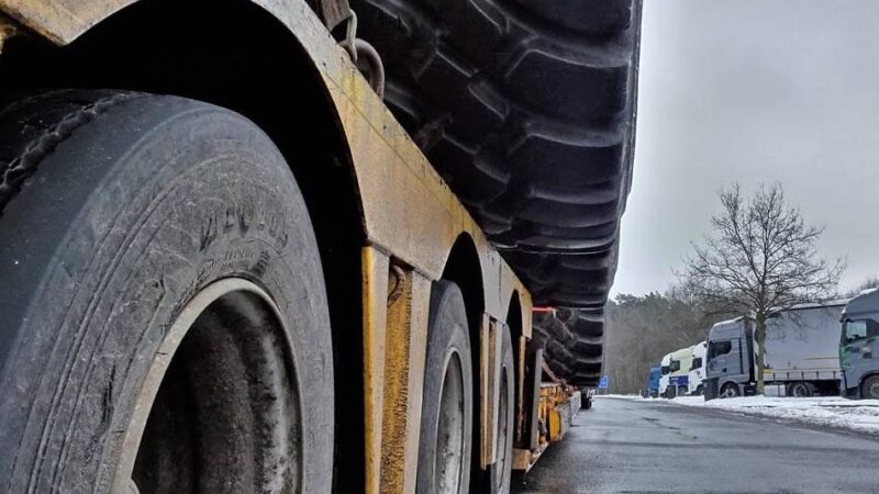 Gefährlicher Koloss: 9,5 Tonnen drüber und viel zu groß – Polizei stoppt Schwertransport in Goch