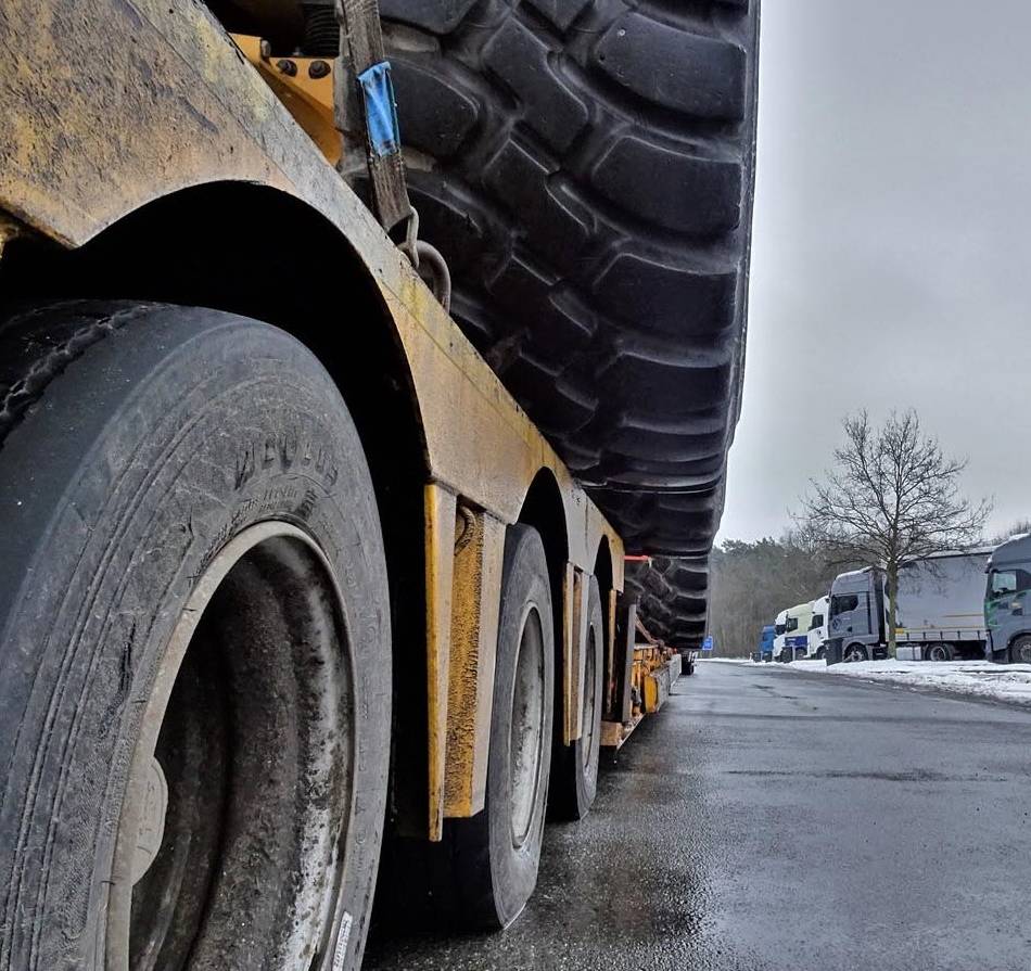 Gefährlicher Koloss: 9,5 Tonnen drüber und viel zu groß – Polizei stoppt Schwertransport in Goch