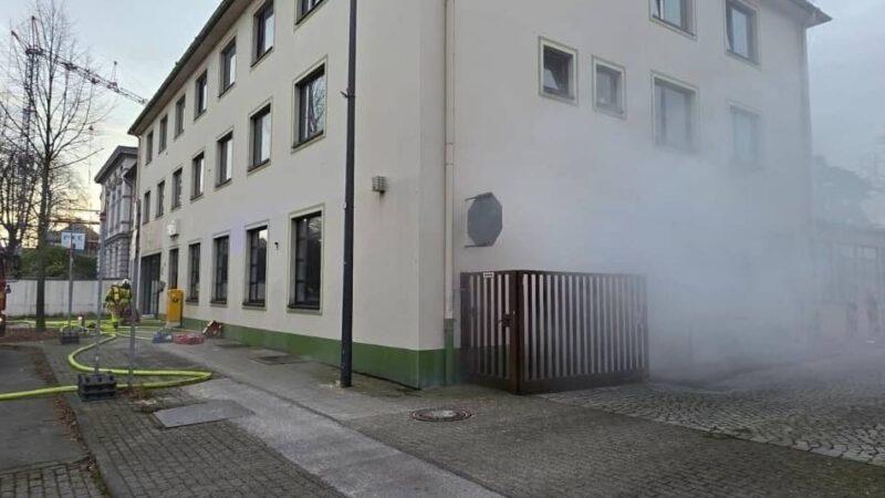 Mit Rauch aus der Nebelmaschine: Grevenbroicher Feuerwehr probt den Ernstfall in der Ex-Post