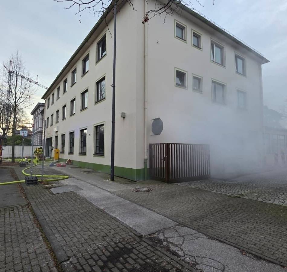 Mit Rauch aus der Nebelmaschine: Grevenbroicher Feuerwehr probt den Ernstfall in der Ex-Post