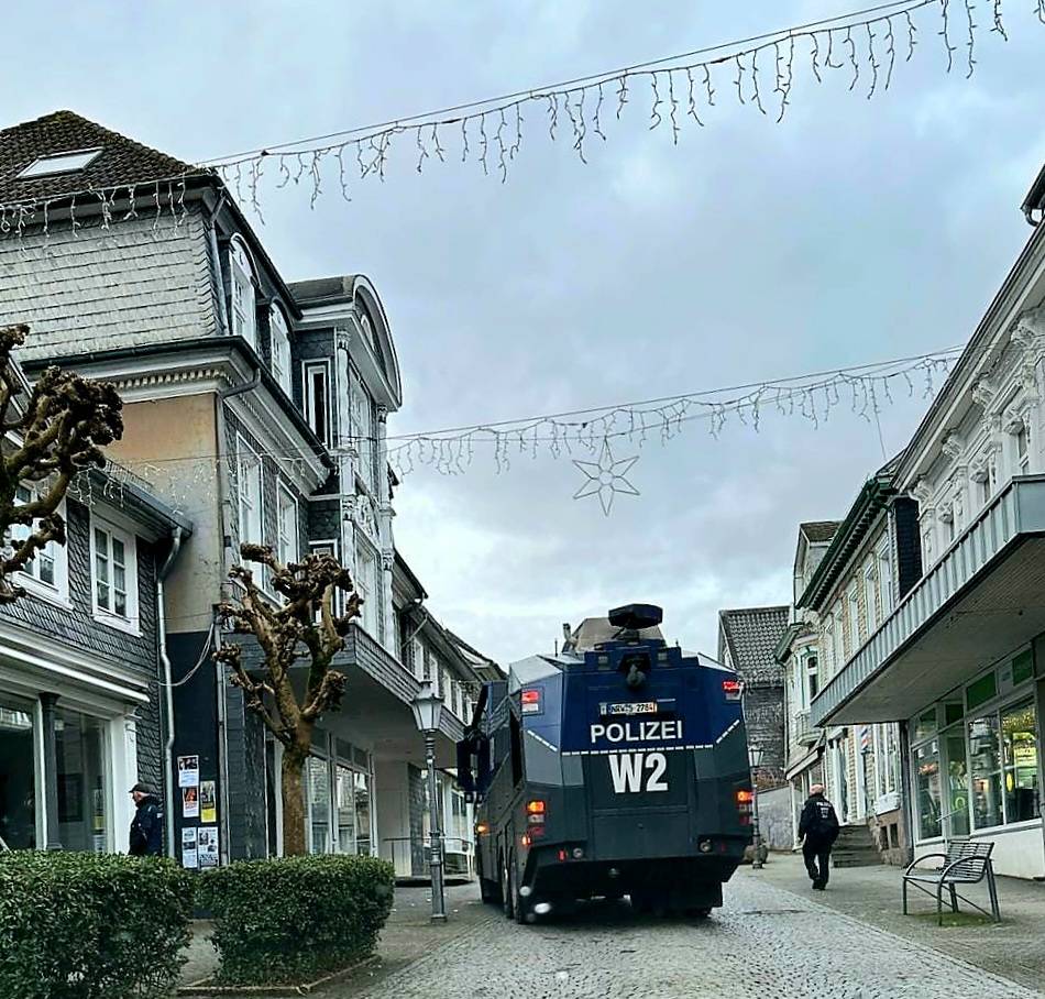 Ungewöhnlicher „Besuch“ in Hückeswagen: Warum ein Wasserwerfer im Island übt