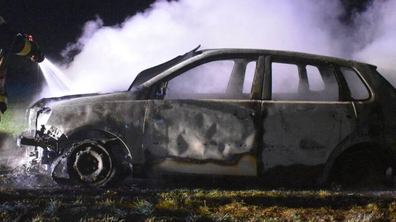 Anwohner alarmiert Polizei in Mönchengladbach: Brandstiftung – Auto brennt auf Feldweg aus