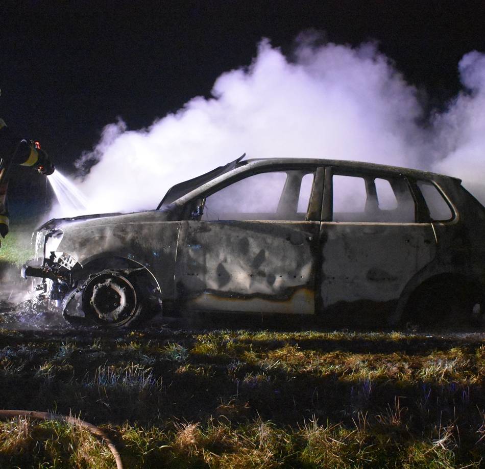 Anwohner alarmiert Polizei in Mönchengladbach: Brandstiftung – Auto brennt auf Feldweg aus