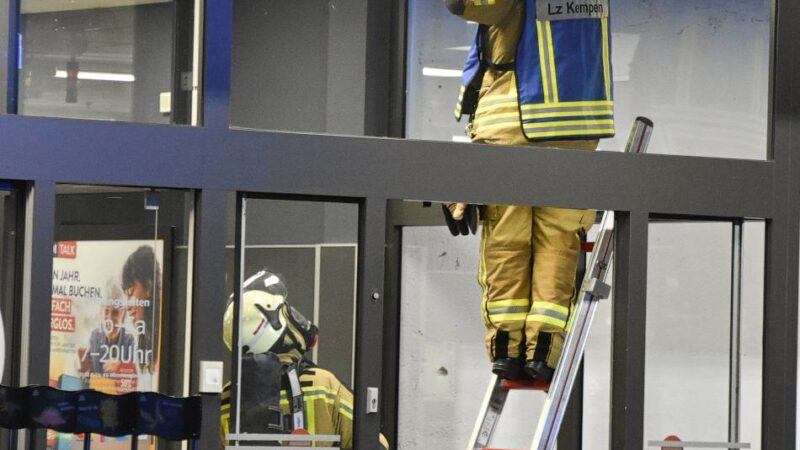 Brandgeruch und Rauch am Hessenring in Kempen: Lebensmittelmarkt sicherheitshalber geräumt