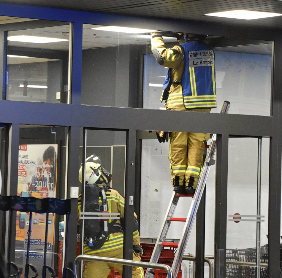 Brandgeruch und Rauch am Hessenring in Kempen: Lebensmittelmarkt sicherheitshalber geräumt