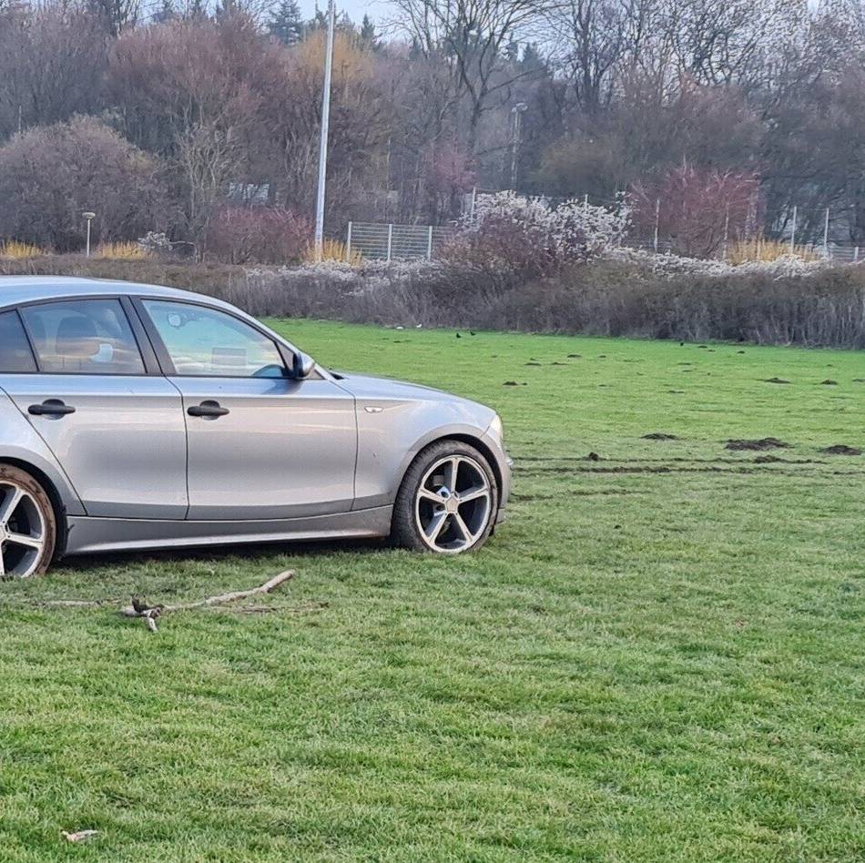 Wiese am Hohen Busch: Autoreifen reißen Grasnarbe auf