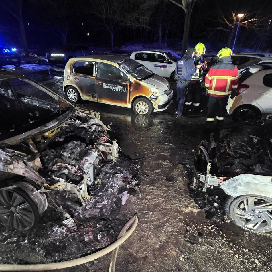 Emmerich : Sechs Autos auf Parkplatz ausgebrannt -Caritas geht von Brandstiftung aus