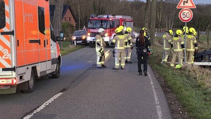 Unfall in Uedem: Schwangere Fahrerin überschlägt sich mit Auto im Straßengraben