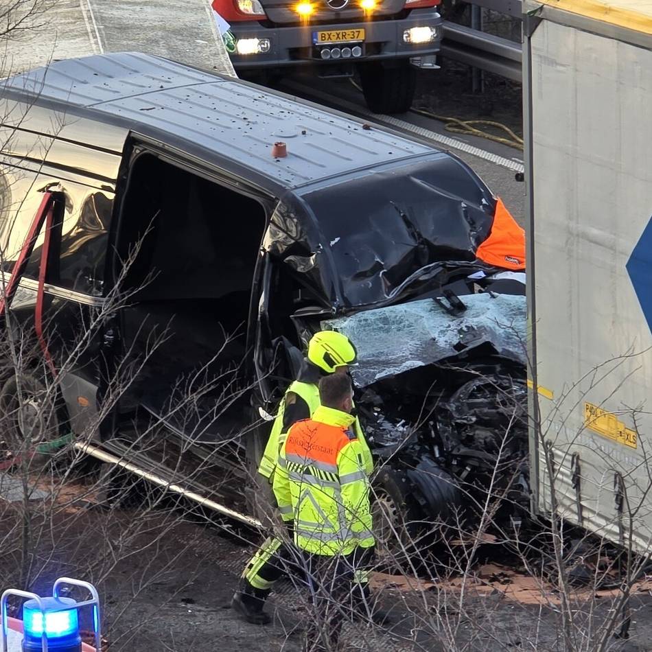 A40 bei Straelen: Autobahn nach schwerem Lkw-Unfall an der Grenze zu den Niederlanden gesperrt