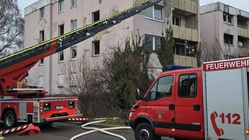 Drehleiter im Einsatz: Feuerwehr löscht Brand in Gocher „Belgierhaus“