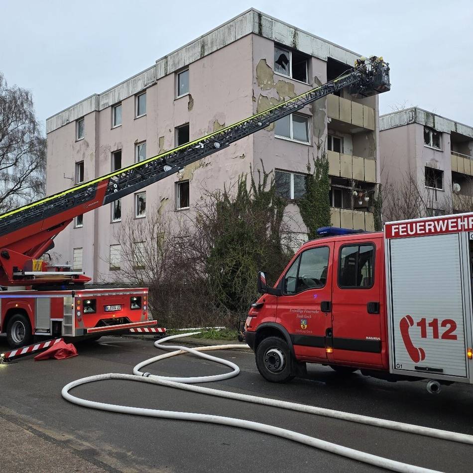 Drehleiter im Einsatz: Feuerwehr löscht Brand in Gocher „Belgierhaus“