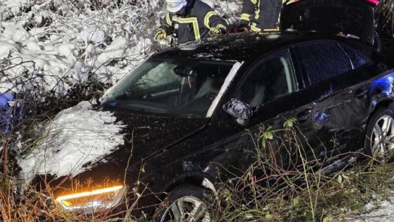 Lkw touchiert Pkw auf A57 bei Sonsbeck: Familie mit zwei kleinen Kindern aus Kleve leicht verletzt