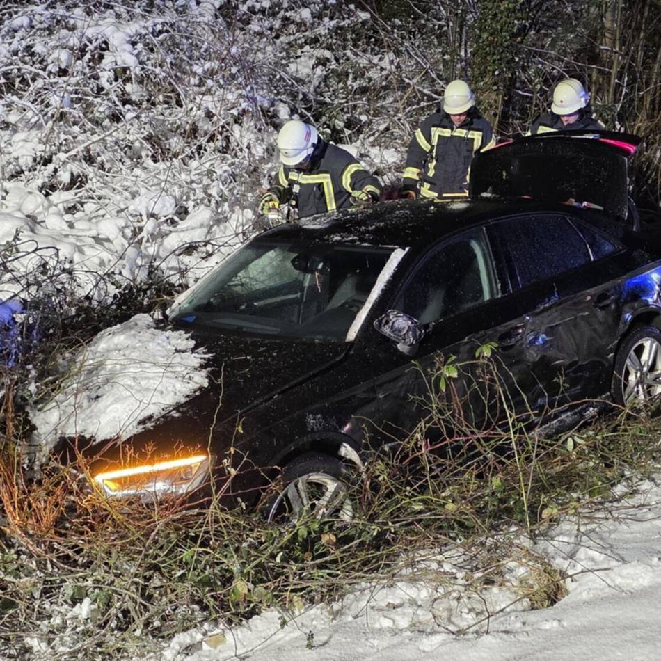 Lkw touchiert Pkw auf A57 bei Sonsbeck: Familie mit zwei kleinen Kindern aus Kleve leicht verletzt