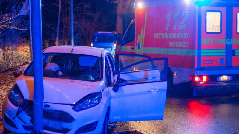 Auto ruft den Rettungsdienst: Fahrzeug kracht in Krefeld in Laternenmast