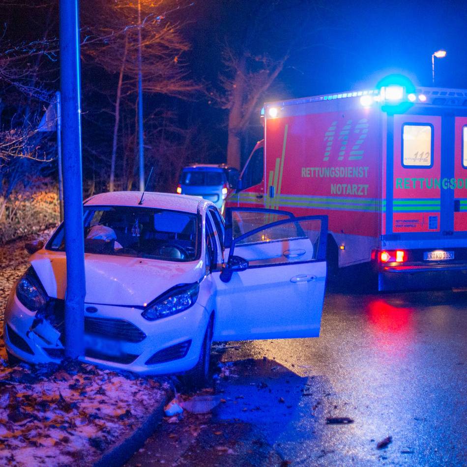 Auto ruft den Rettungsdienst: Fahrzeug kracht in Krefeld in Laternenmast